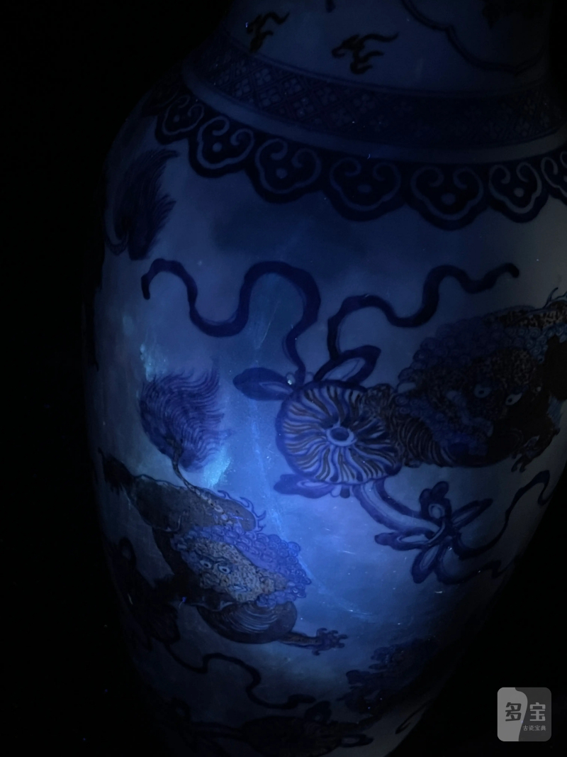 清乾隆 青花釉里红狮子绣球纹观音瓶 - 图22
